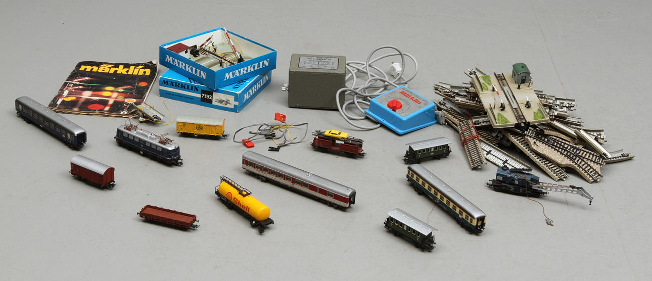 MODELLTÅG MÄRKLIN lok 3039, 8 vagnar , övergångar, cirka 65 räls, 3 växlar, trafo med mera.
