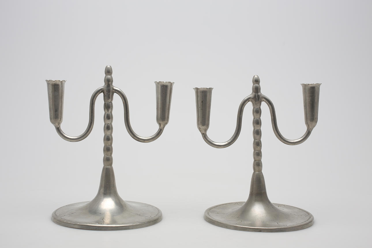 KANDELABRAR, ett par, tenn, art deco, Lundin, Eksjö, troligen 1930.