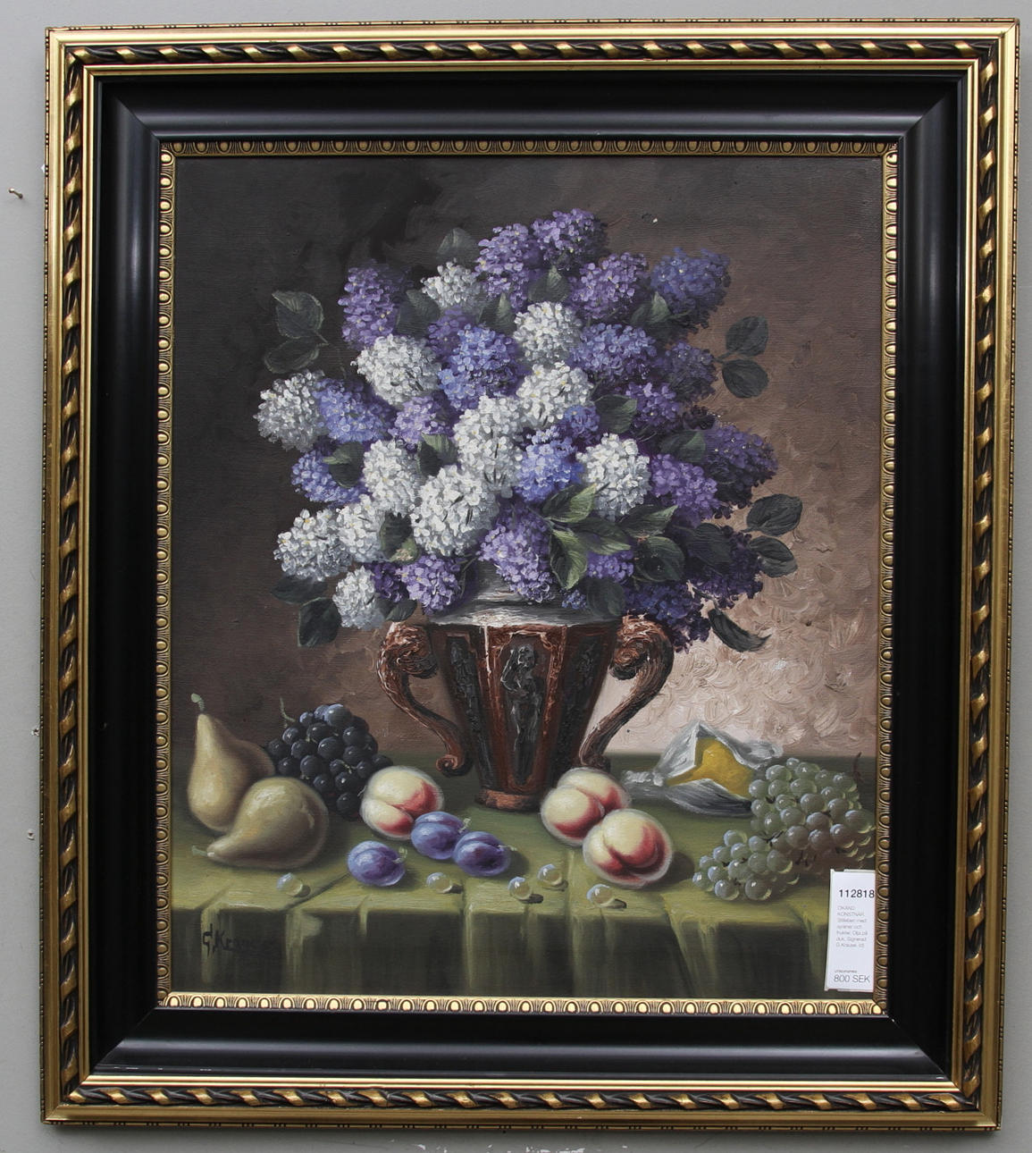 OKÄND KONSTNÄR. Still life with lilacs and fruits. Oil on canvas. Signed G.Krause.