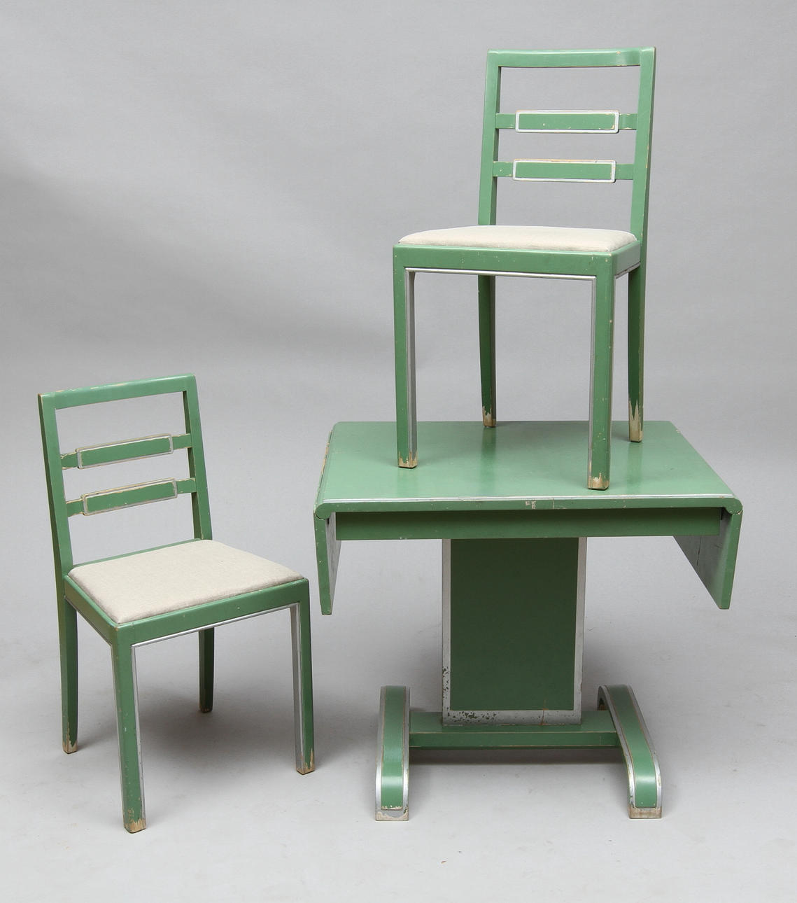 BORD med klaffar samt STOLAR 2 st, grönmålade med silverfärgad dekor, Art Déco, 1920/30-tal.