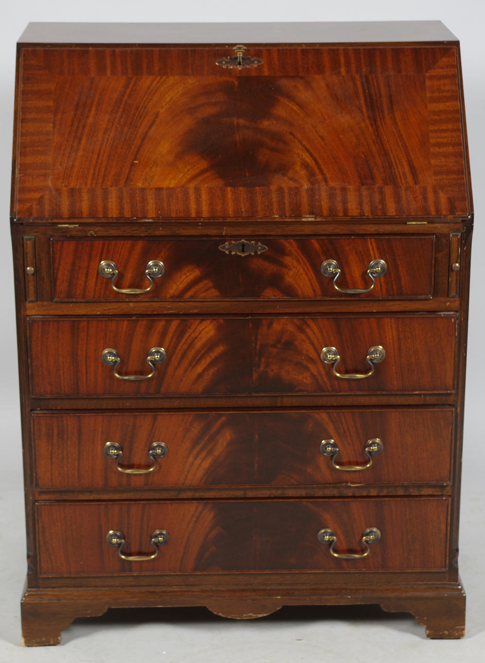 SNEDKLAFFSSEKRETÄR, mahogny med skinnskiva, engelsk stil.