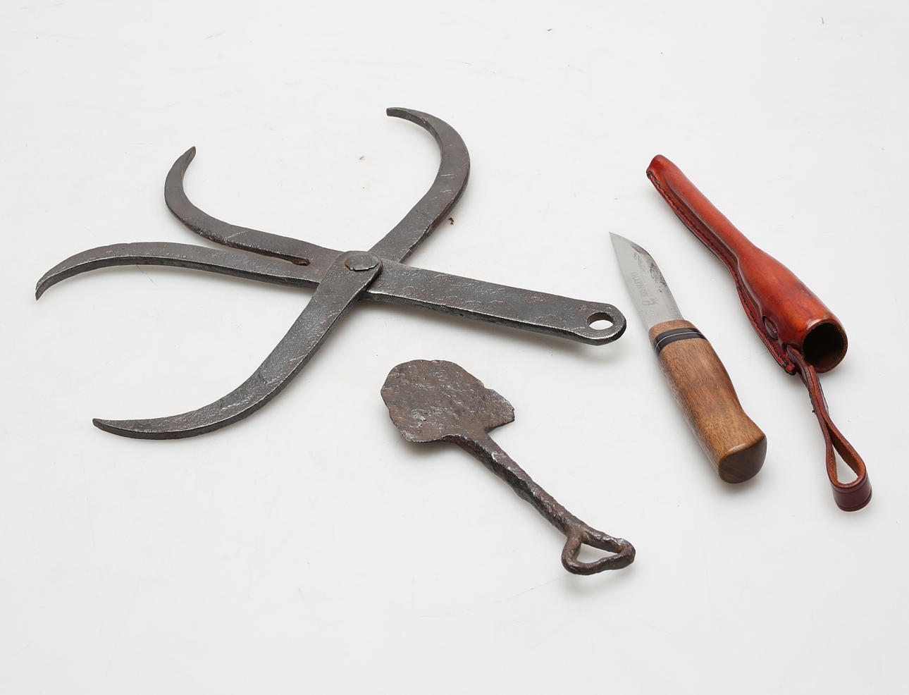 CUCHILLOS Y CUCHARAS, ARTÍCULOS DE FORJA.