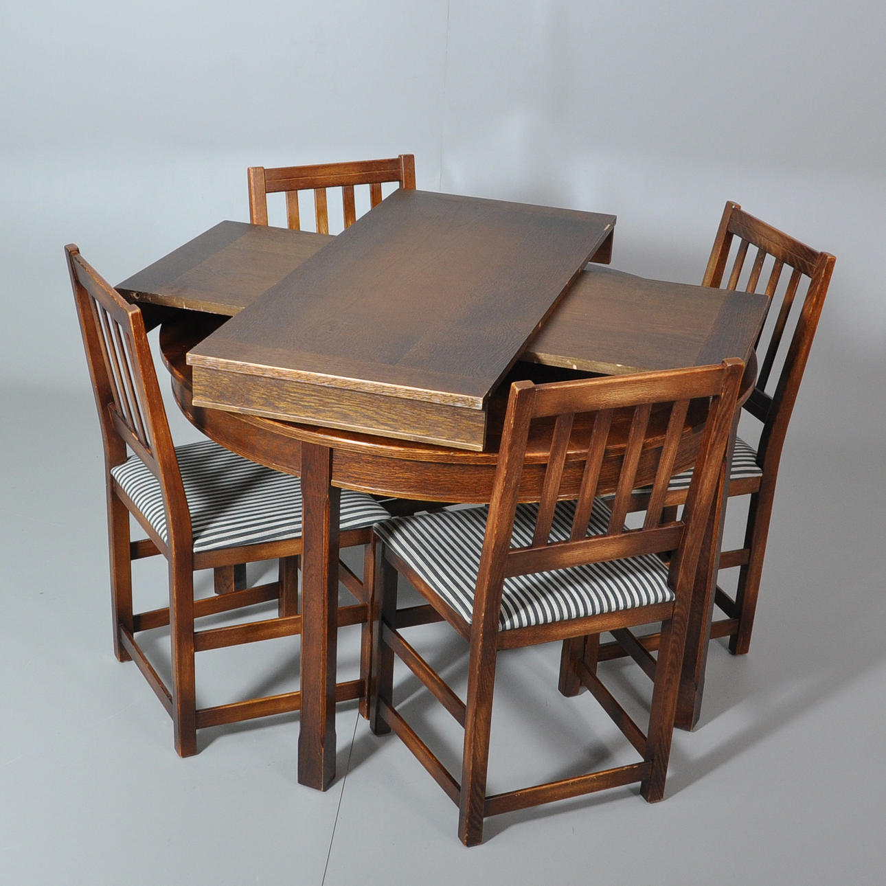 MATGRUPP, runt bord och 4 stolar.