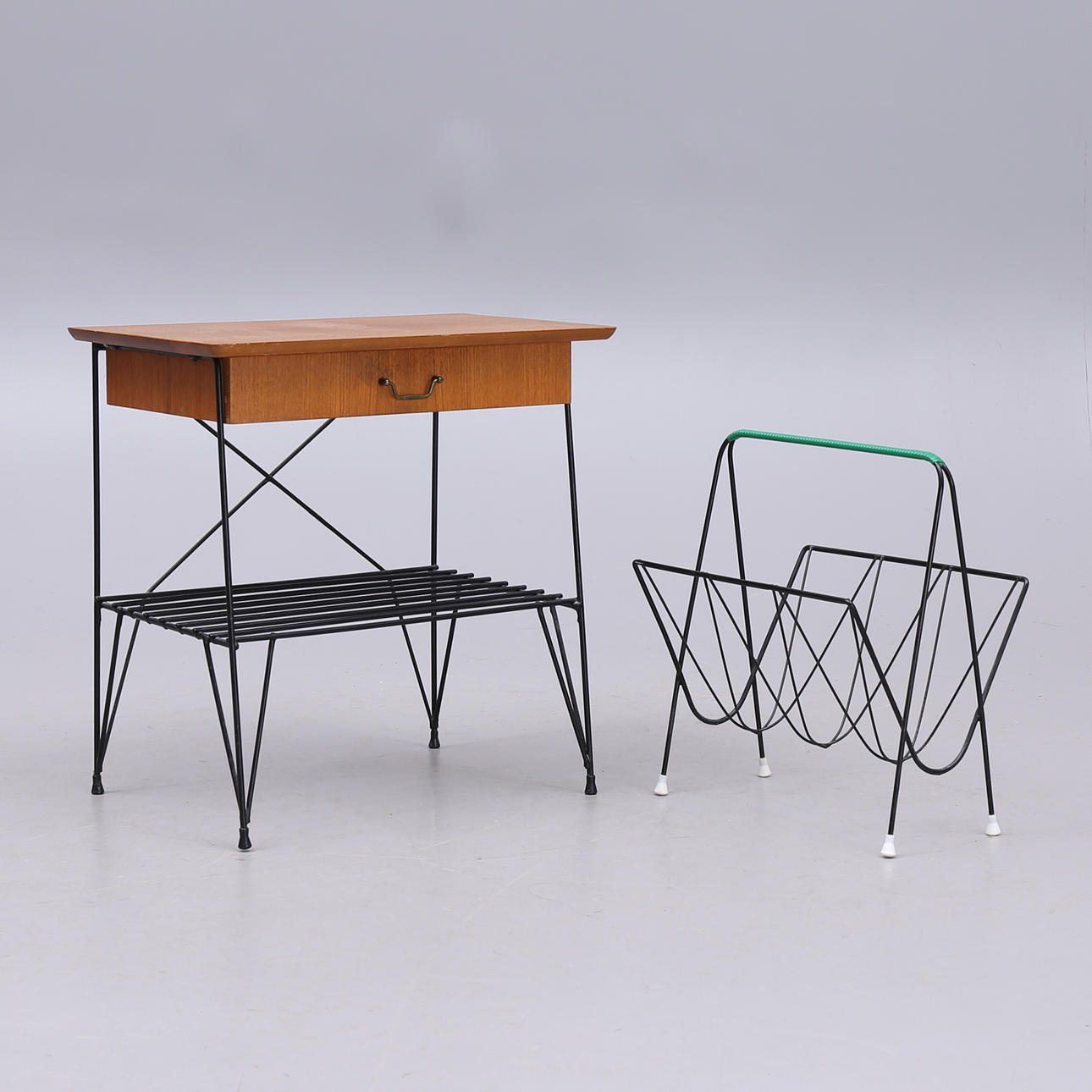 SÄNGBORD, TIDNINGSKORG, stringmodell, 1900-talets mitt.