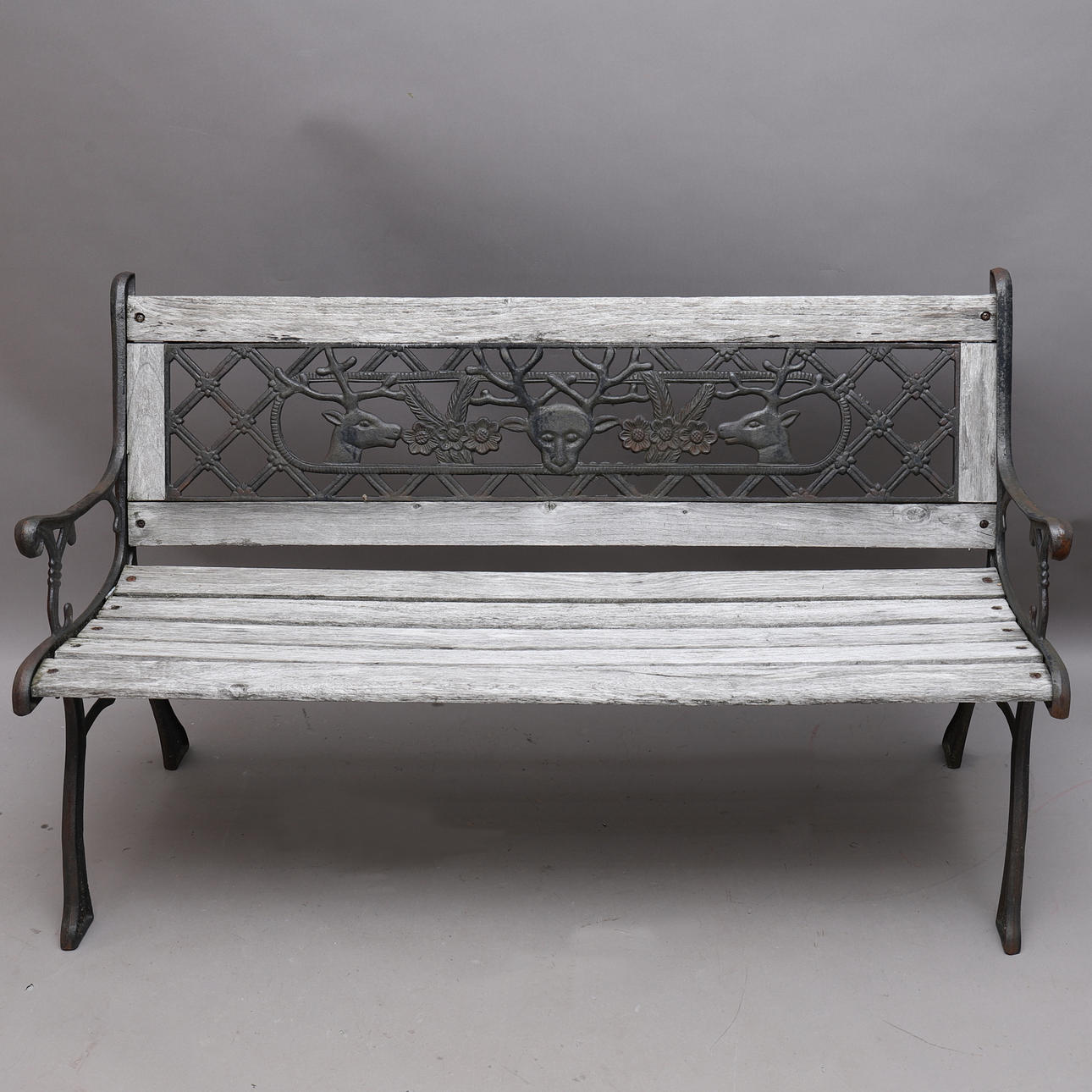 BÄNK, Gjutjärn och trä.