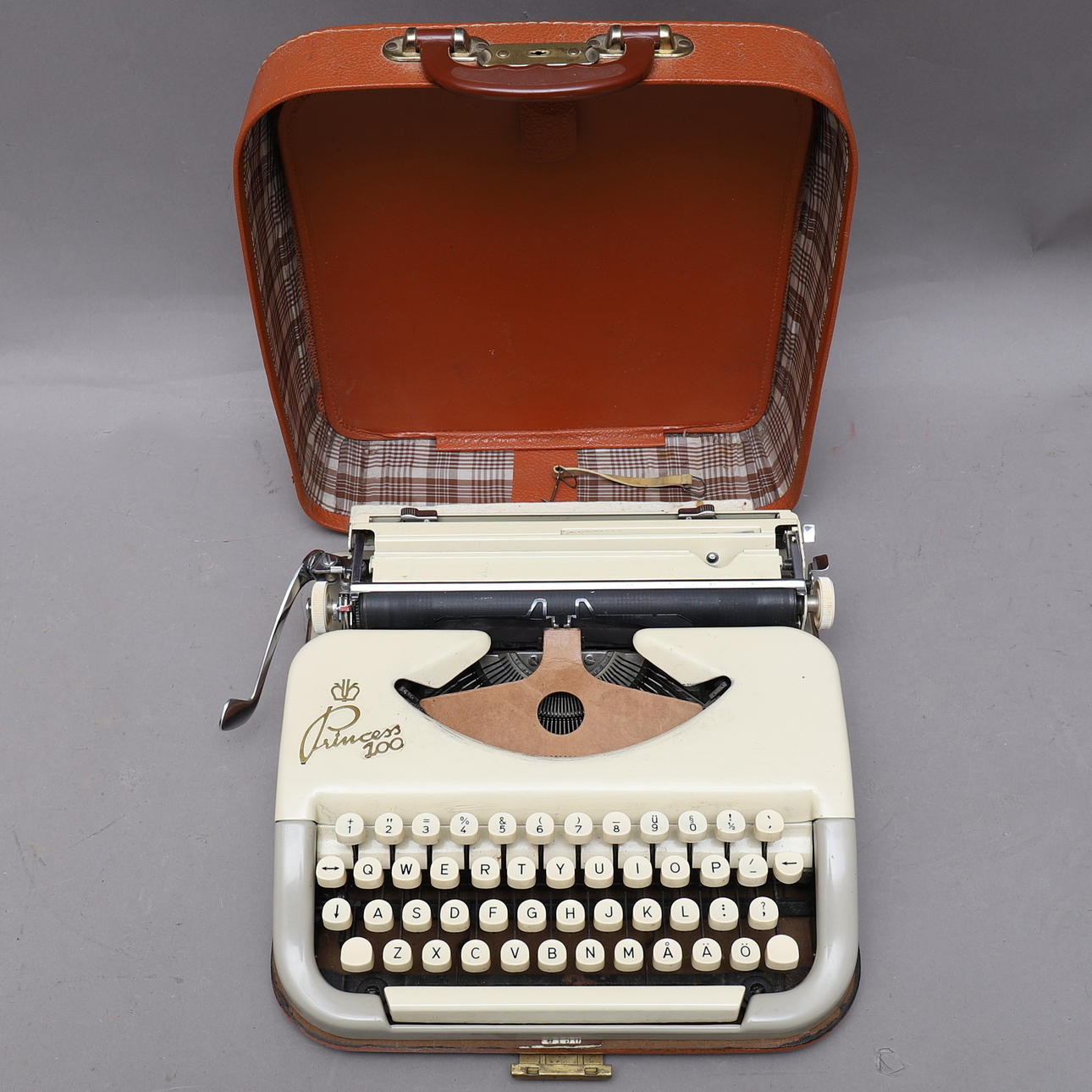 SKRIVMASKIN, Princess 100, Med väska.