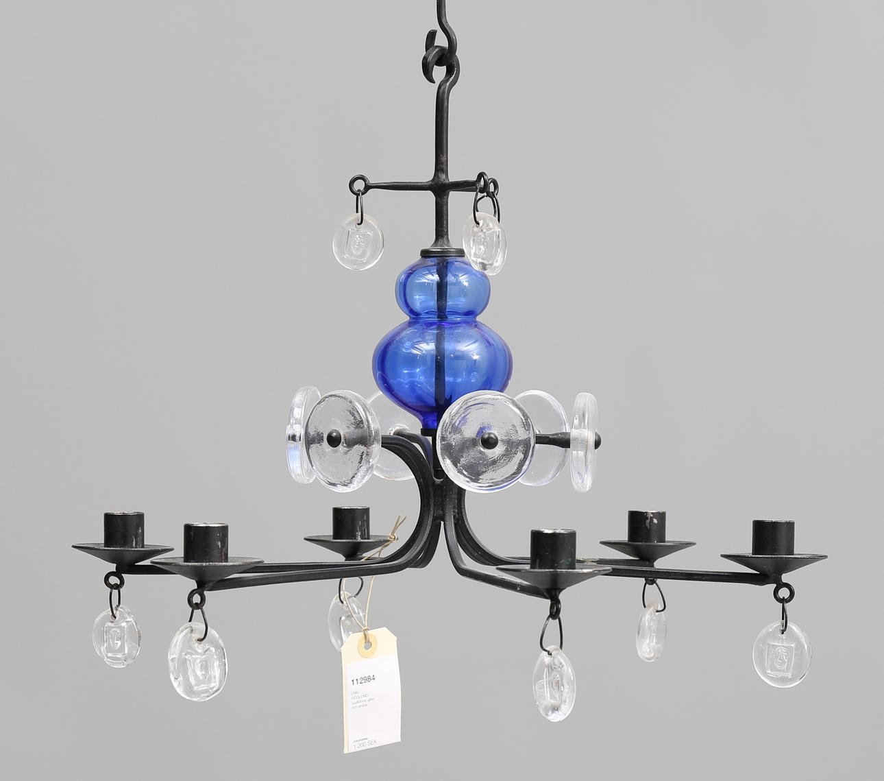 ERIK HÖGLUND. Ljuskrona, glas och smide.