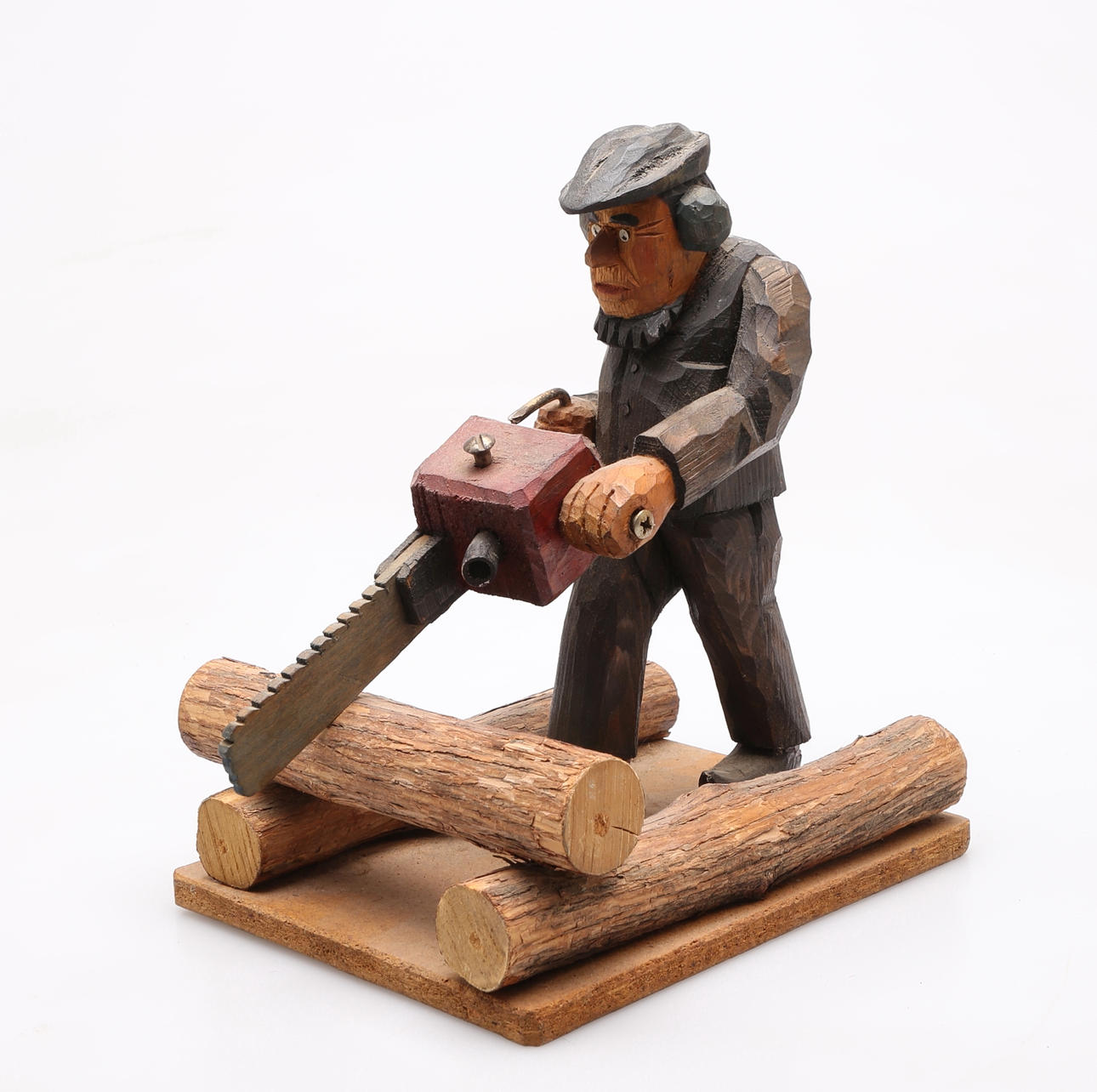 TRÆFIGUR, gammel mand med motorsav.