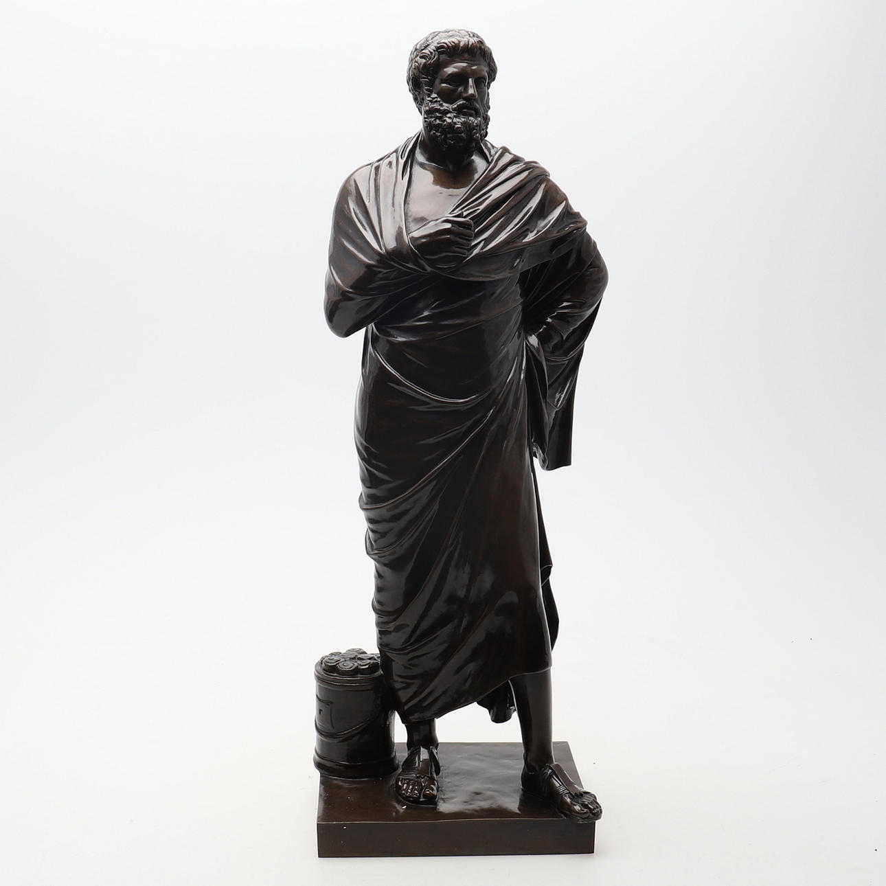 EN BRONZEMODEL AF EN GRÆSK FILOSOF EFTER ANTIKKEN.