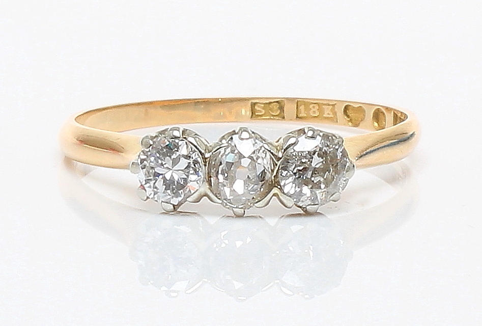 RING, 18k guld med tre diamanter Bernhard Hertz AB Stockholm 1944. Tot vikt ca 1,7 gram.