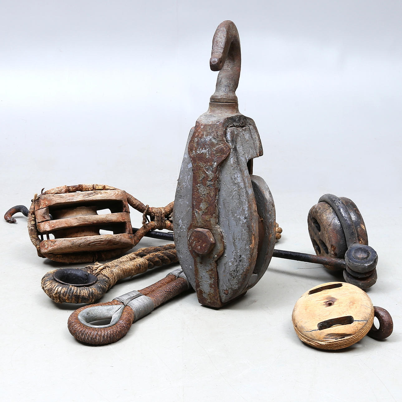 BÅTTILLBEHÖR, bla block, rep och krok.