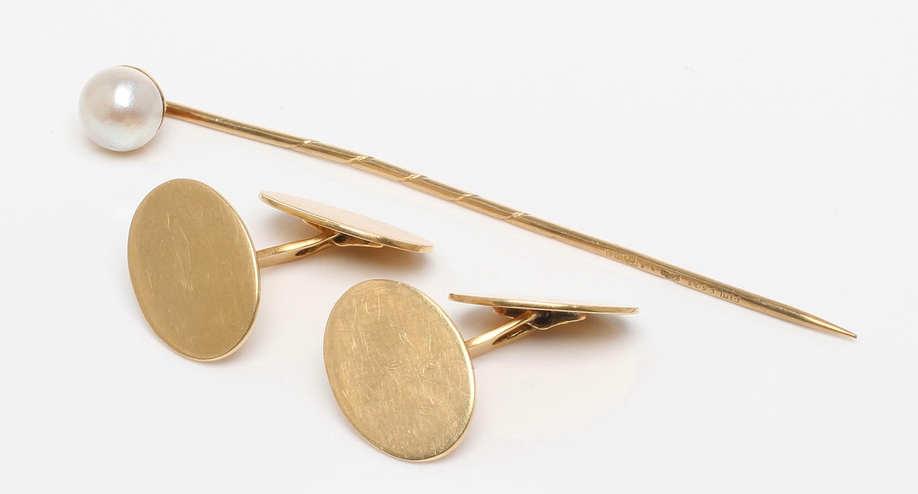 MANSCHETTKNAPPAR 1 par 18k guld samt NÅL 18k guld med pärla. Tot vikt ca 8,3 gram.