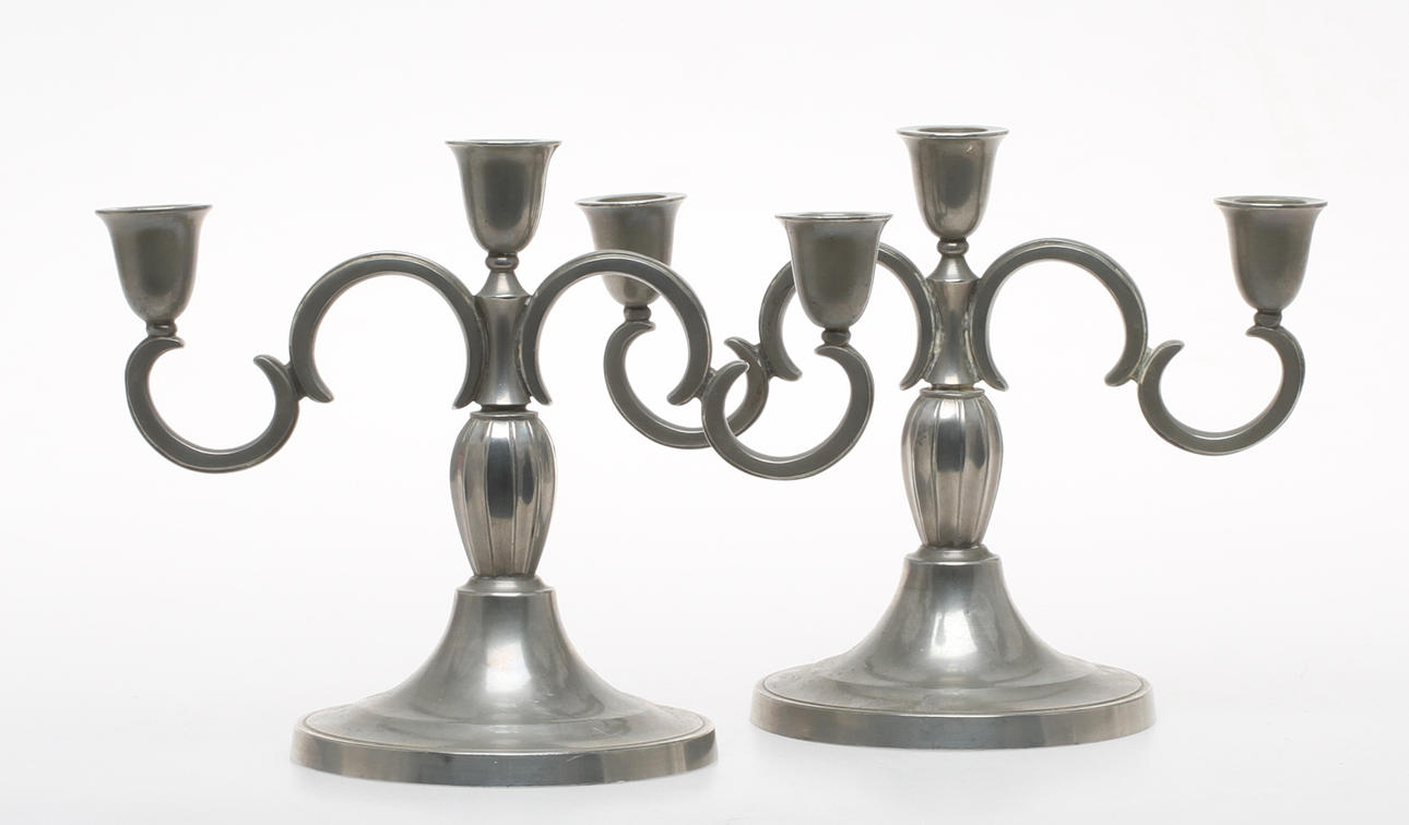 KANDELABRAR, ett par, för 3 st ljus vardera, tenn, GAB, 1900-tal.