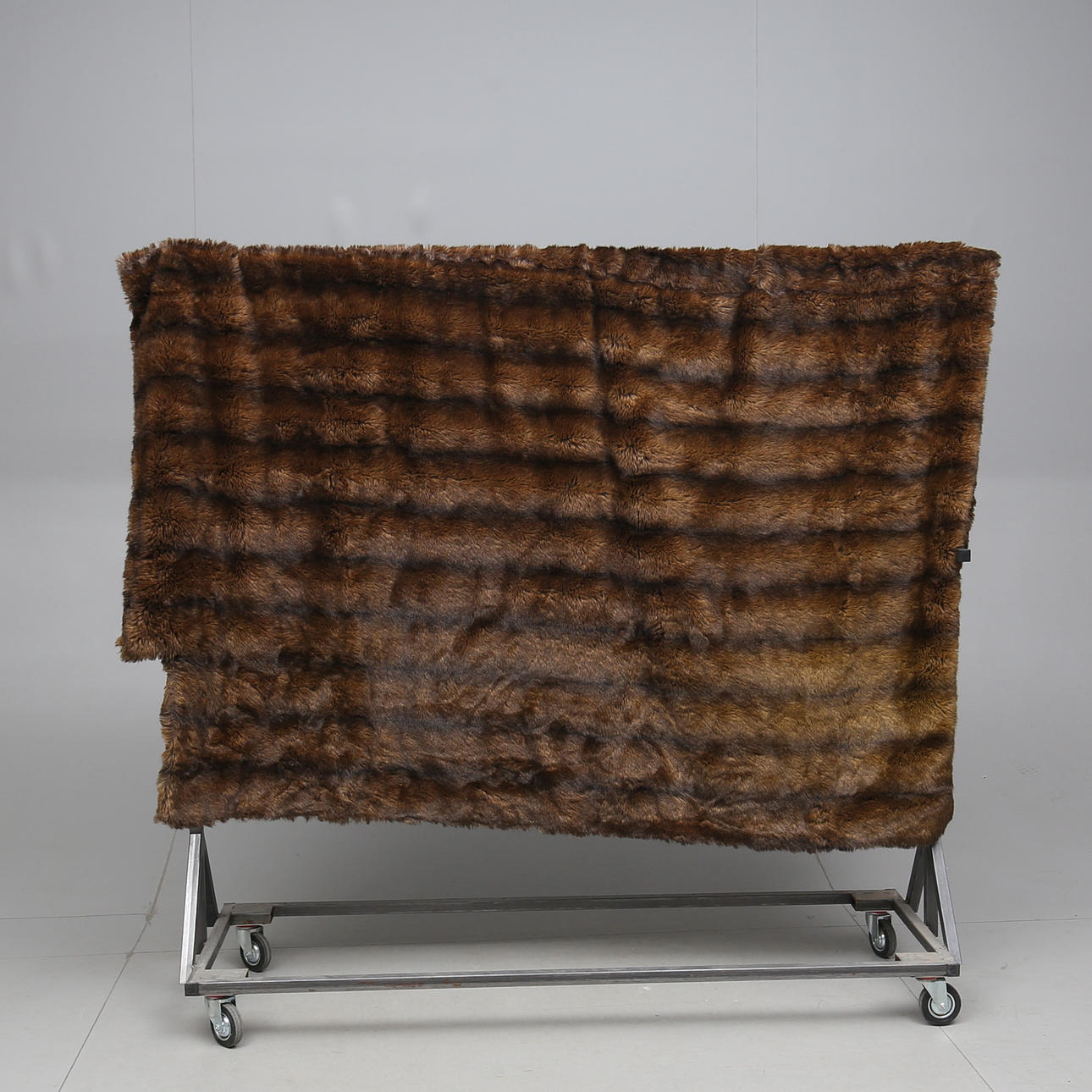 TÆPPE, imiteret pels, ca 270 x 230 cm.