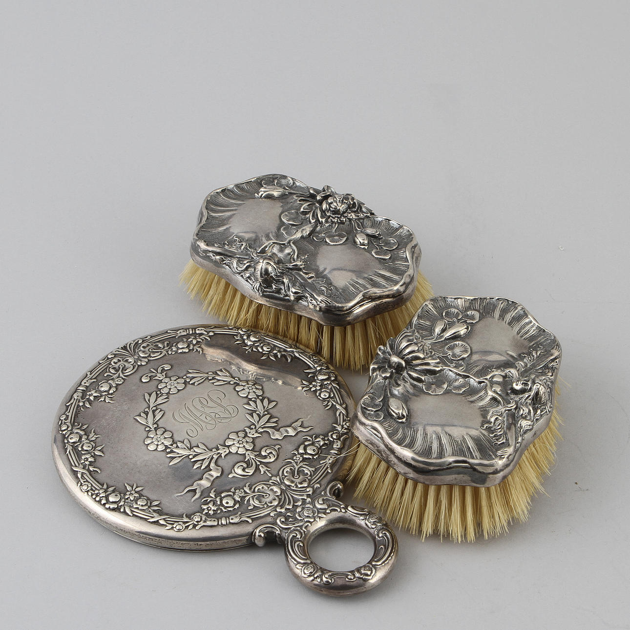 HÅRBORSTAR, 2 st samt SPEGEL, sterling, sekelskiftet 1800/1900-tal.