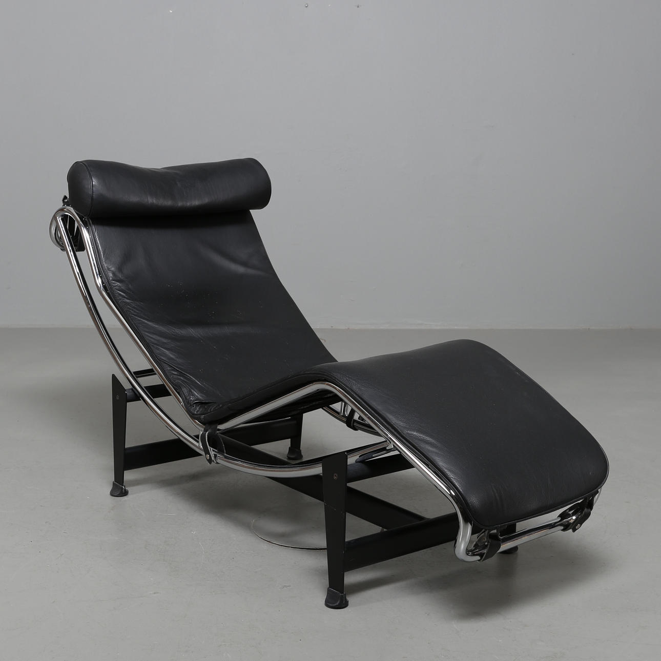 LIGGFÅTÖLJ, Efter Le Corbusier, LC4.