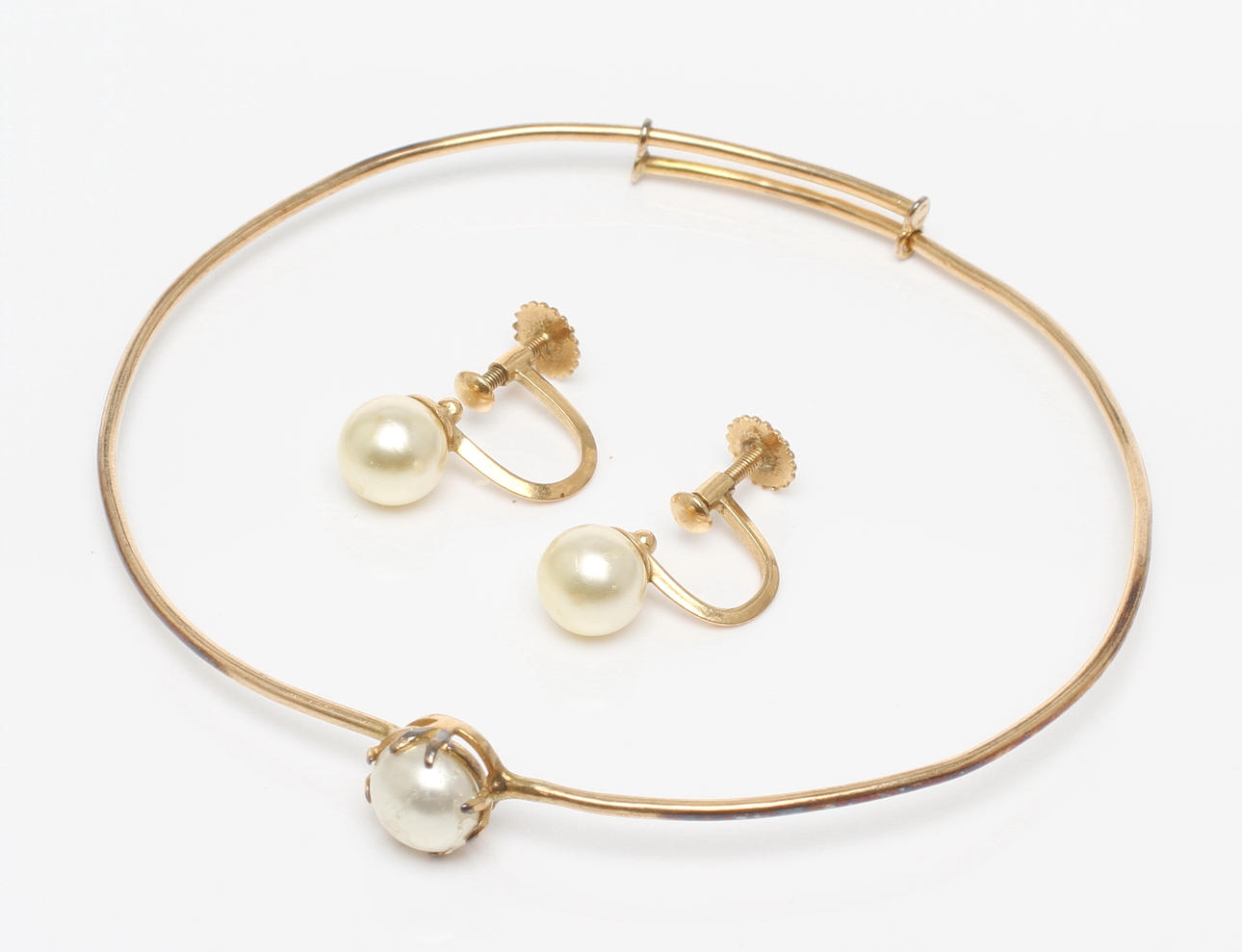 ARMBAND samt ÖRHÄNGEN 1 par med skur, 18k guld med imiterade pärlor. Tot vikt ca 7,2 gram.