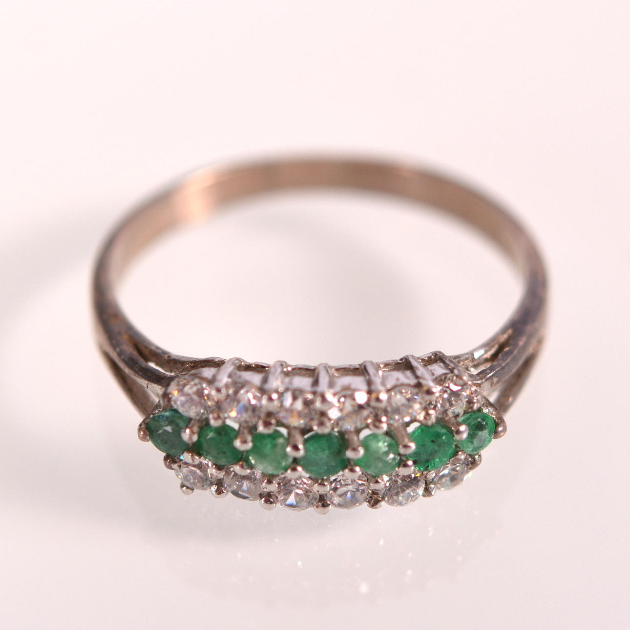 RING MED EMERALDER, silver 825.