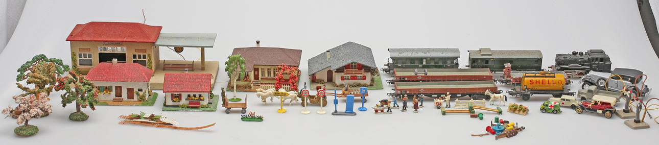 PARTI MODELLJÄRNVÄGS DELAR OCH BILAR, 1900-tal.