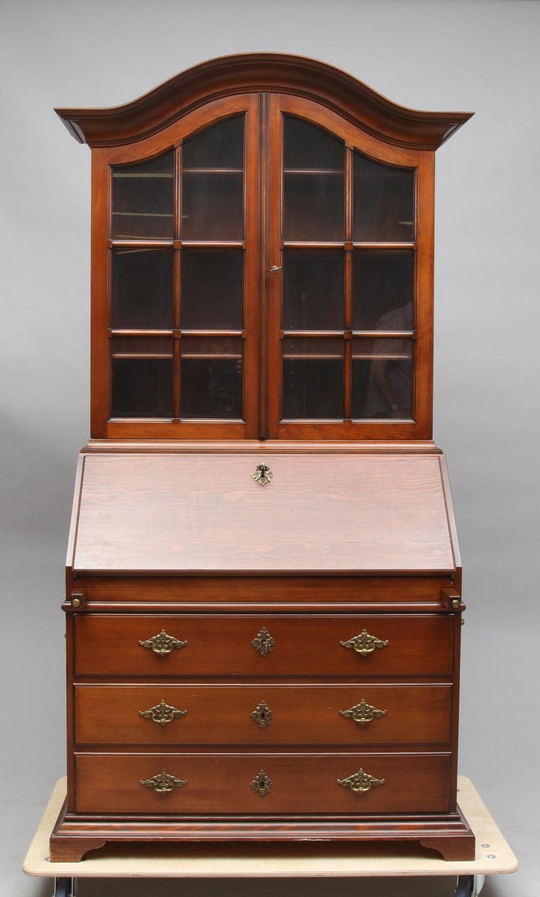 SKRIVSKÅP med vitrinöverdel, rokokostil, betsad furu, 1900-tal.