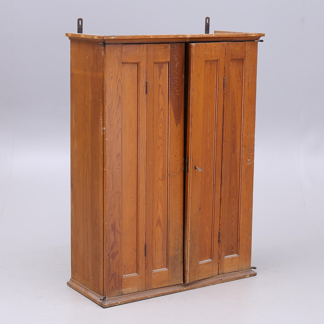 POSTSORTERINGSSKÅP, vägghängt, 1900-talets första hälft.