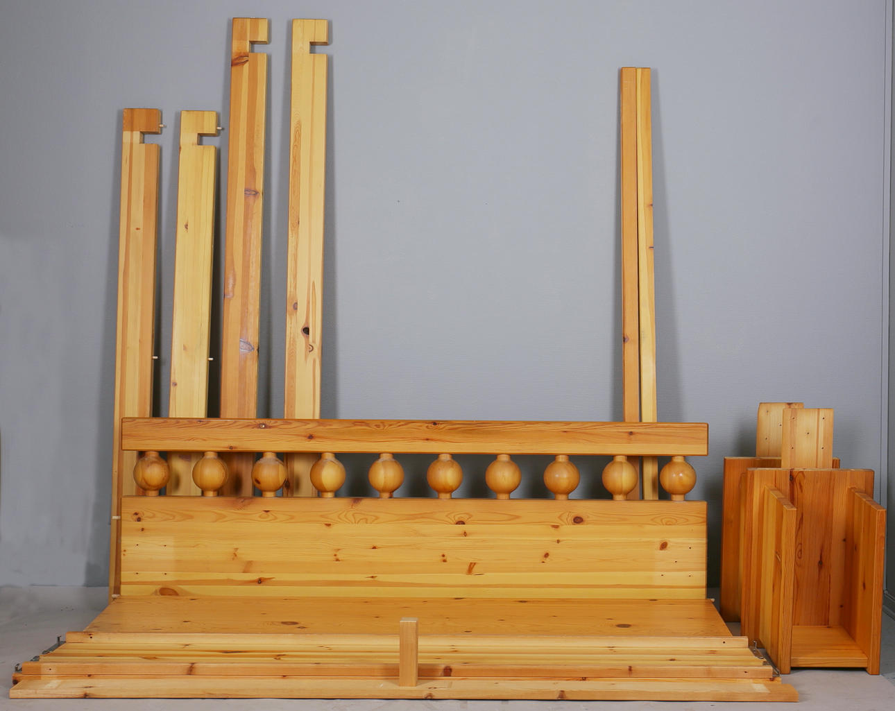 DUBBELSÄNG i furu + 2 st sängbord, 18 del+påse) Design Andersson, Malmö, 1960/70-tal.