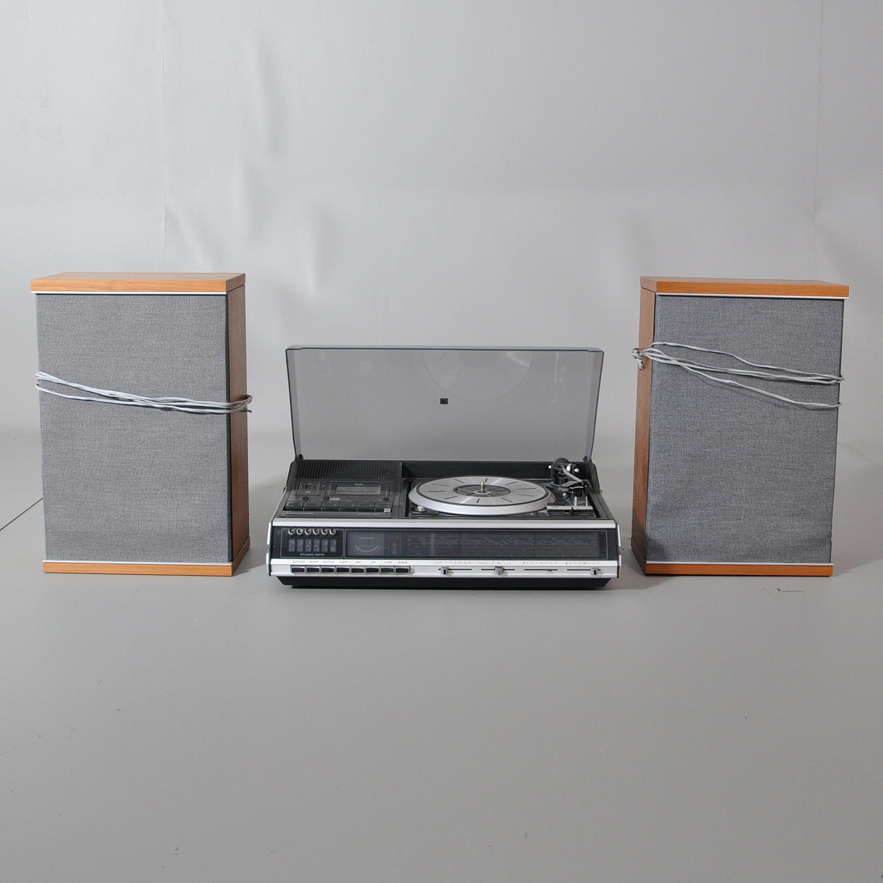 GRUNDIG STUDIO 3010.