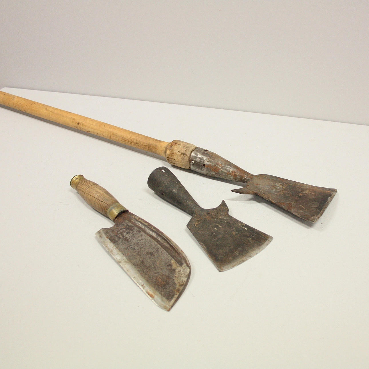 HIERRO CORTEZA, HACHAS PARA CARNE, 3 partes.