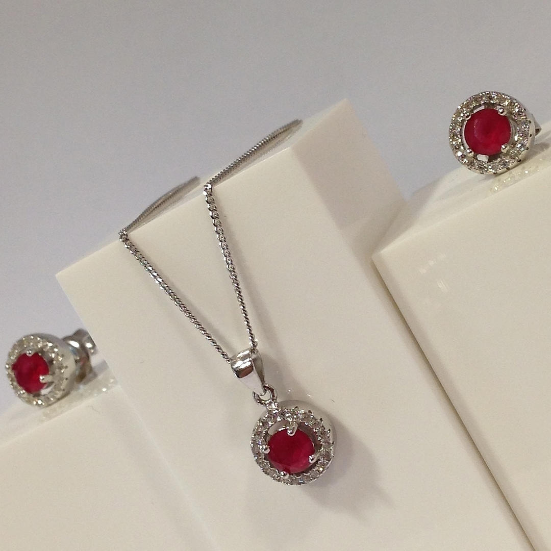 RØD HALSKÆDE OG ØRERINGE SÆT.