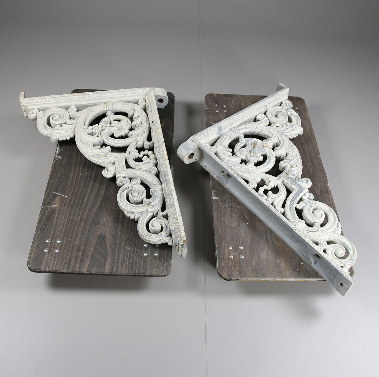BALKONGKONSOLER 2 st, Gjutjärn, 1800-talets mitt. Från Villa Fagerdal (Sundsvall).