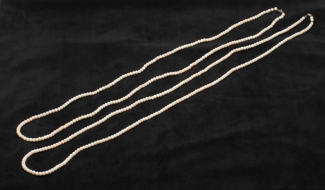 HALSBAND, 2 st, korall, silverlås med markasiter.