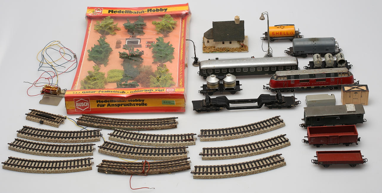 MODELLTÅG, Vagnar till modelljärnväg och byggnader etc (15).