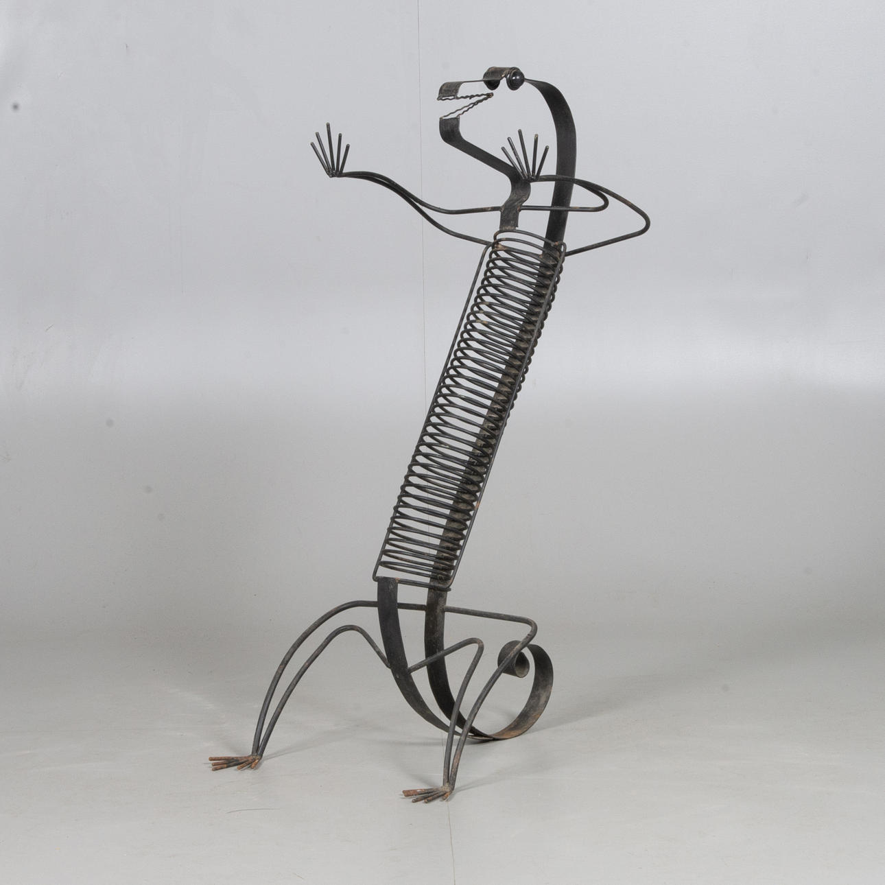 CD-STÄLL, svertmålad smide.