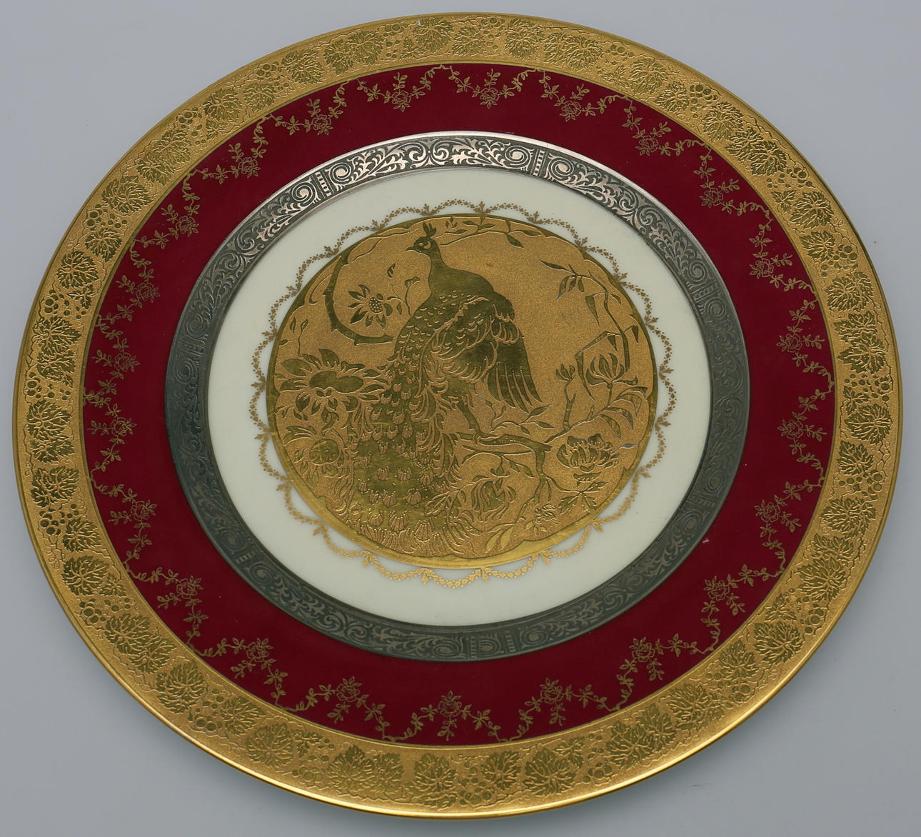 TALLRIK med förgyllning i guld/silver och rött med sagomotiv. Märkt Royal Bavarian.