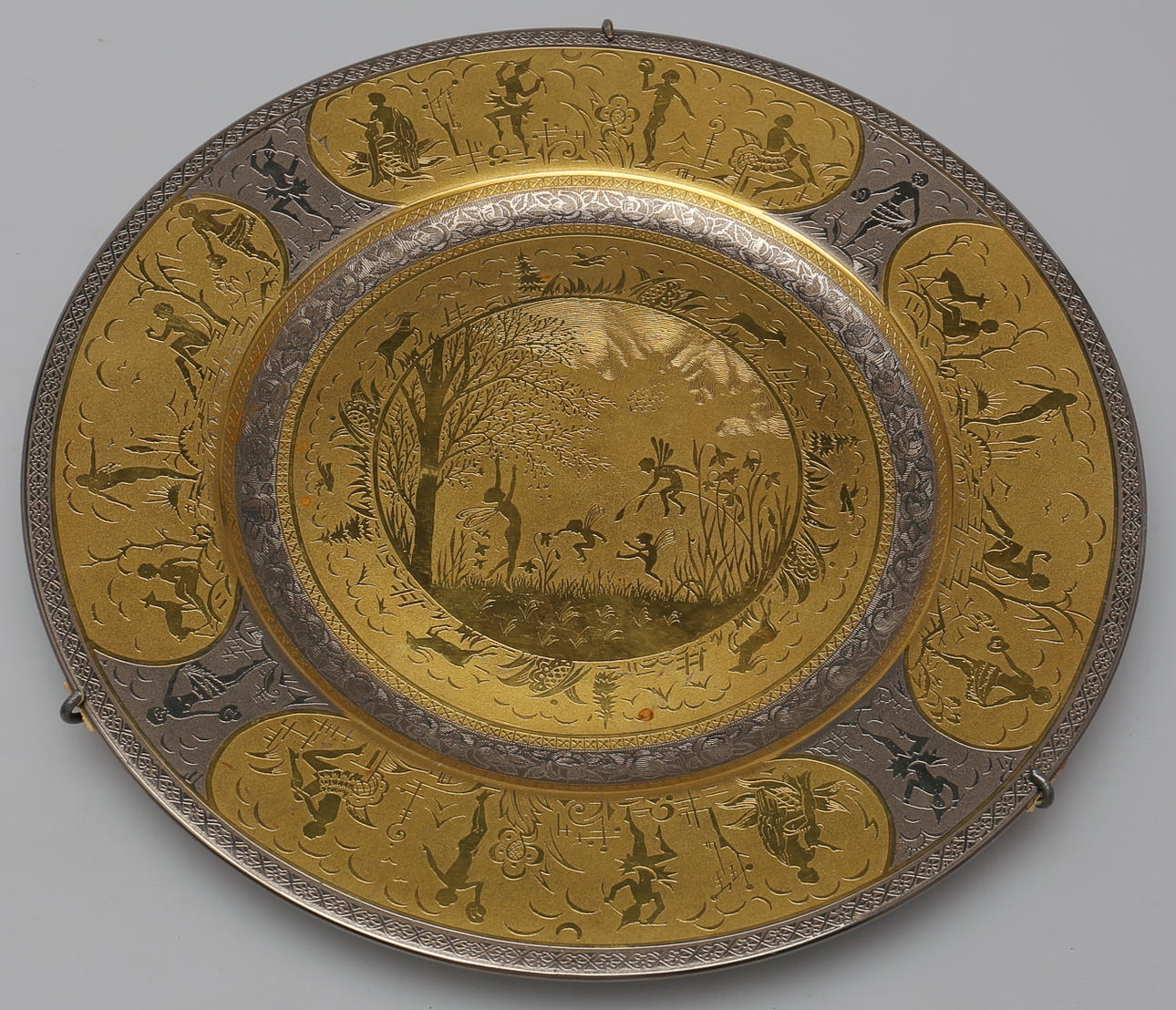 TALLRIK med förgyllning i guld/silver med sagomotiv. Märkt Royal Bavarian.