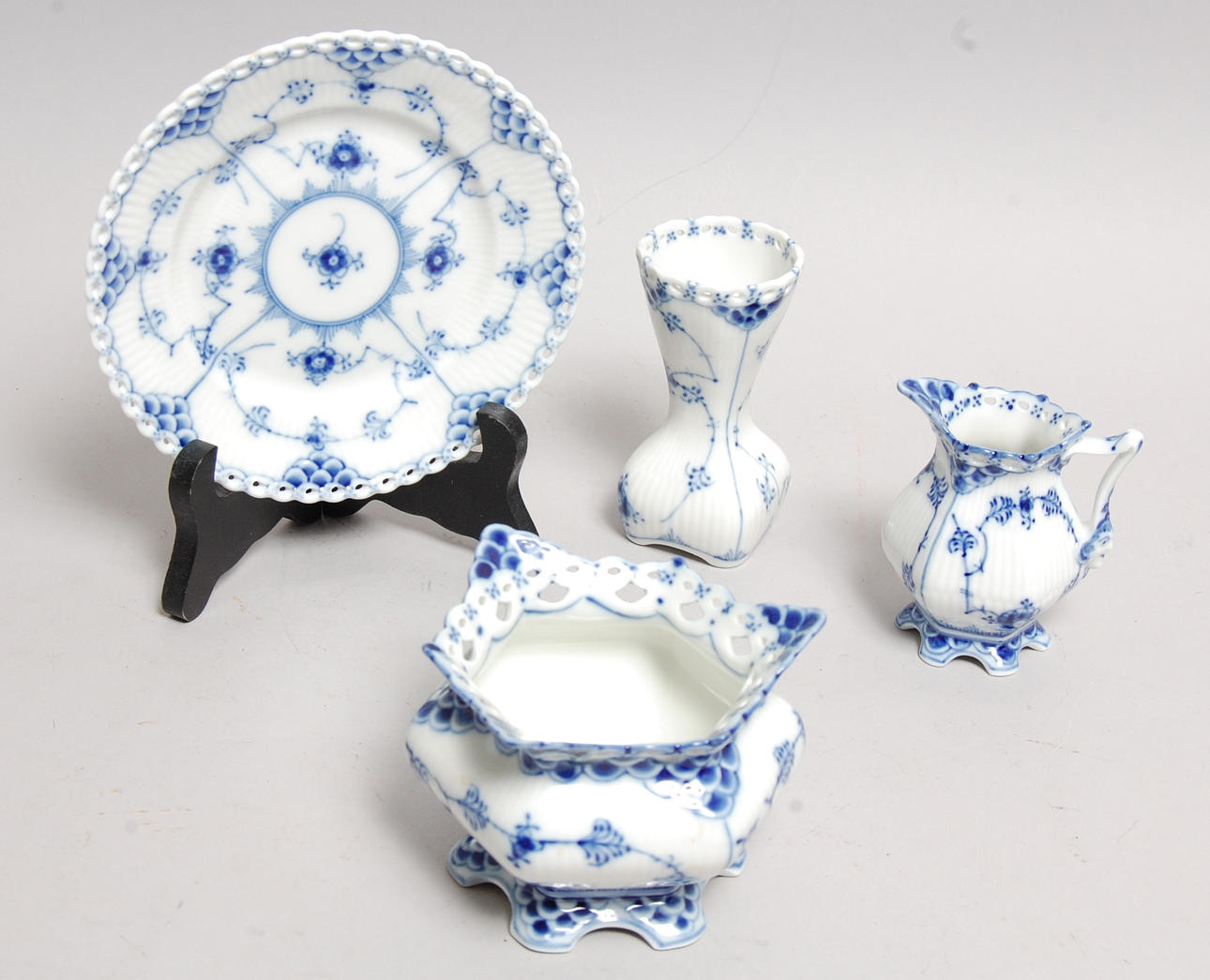 MUSSELMALET, 15 dele, helblond, små tallerkner, sukker, fløde, 1: sort, Royal Copenhagen.