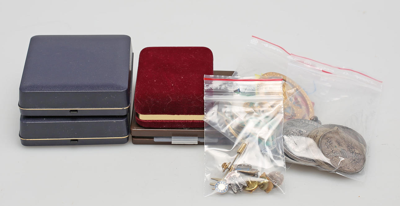 PARTI MEDALJER, MYNT OCH NÅLAR, 1900-tal.