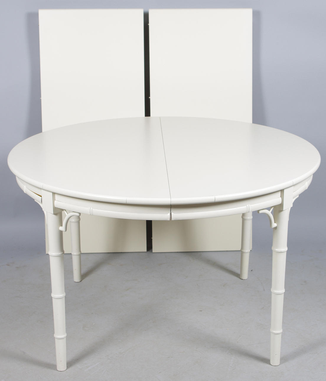 MATBORD med bambuformade ben, vitmålat.