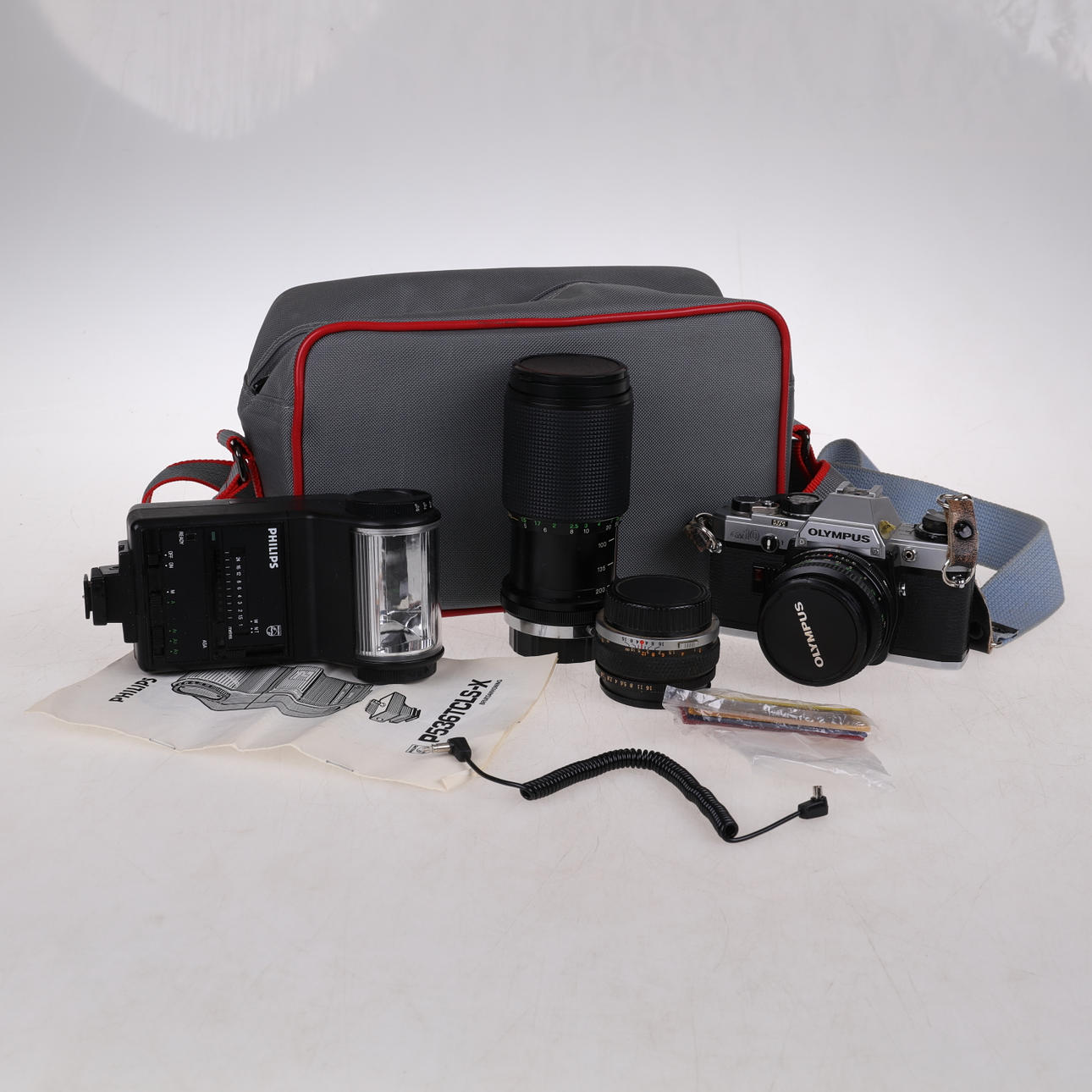 CÁMARA, Olympus, OM10, bolsa de 3 lentes y flash.