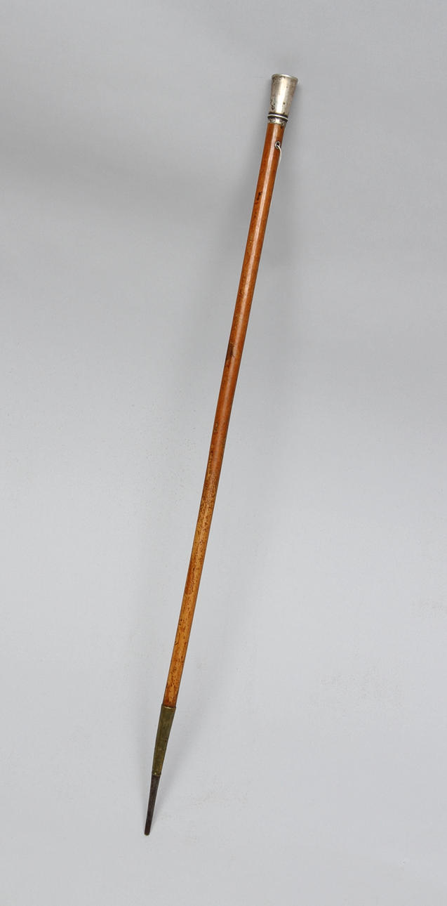 PROMENADKÄPP, med handtag i silver, stämplat Ingemar Höglund 1817.