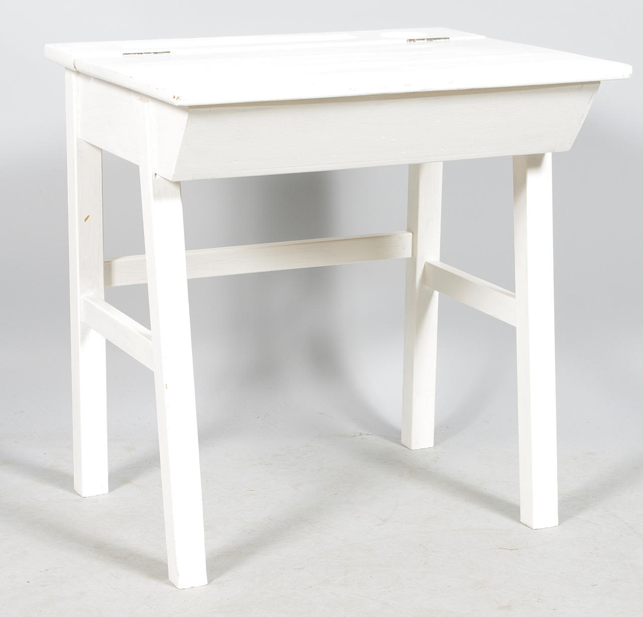 SKOLBÄNK, vitmålad, 1900-talets första hälft.