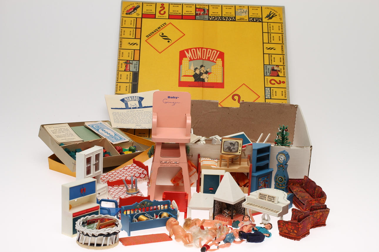 DOCKMÖBLER, SMÅDOCKOR, MONOPOLSPEL.