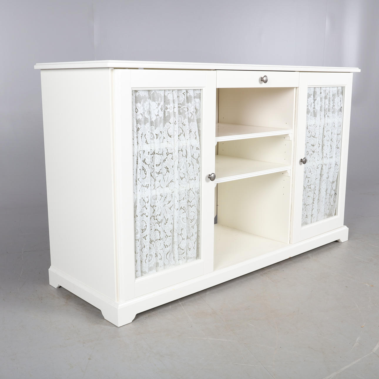 SIDEBOARD mit Vitrine und Regal, zeitgenössisch.