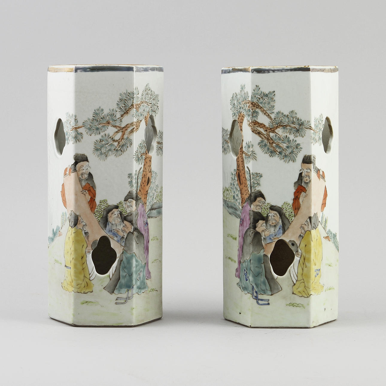 PERUKSTOCKAR, ett par, porslin, Kina, 1900-talets andra hälft.