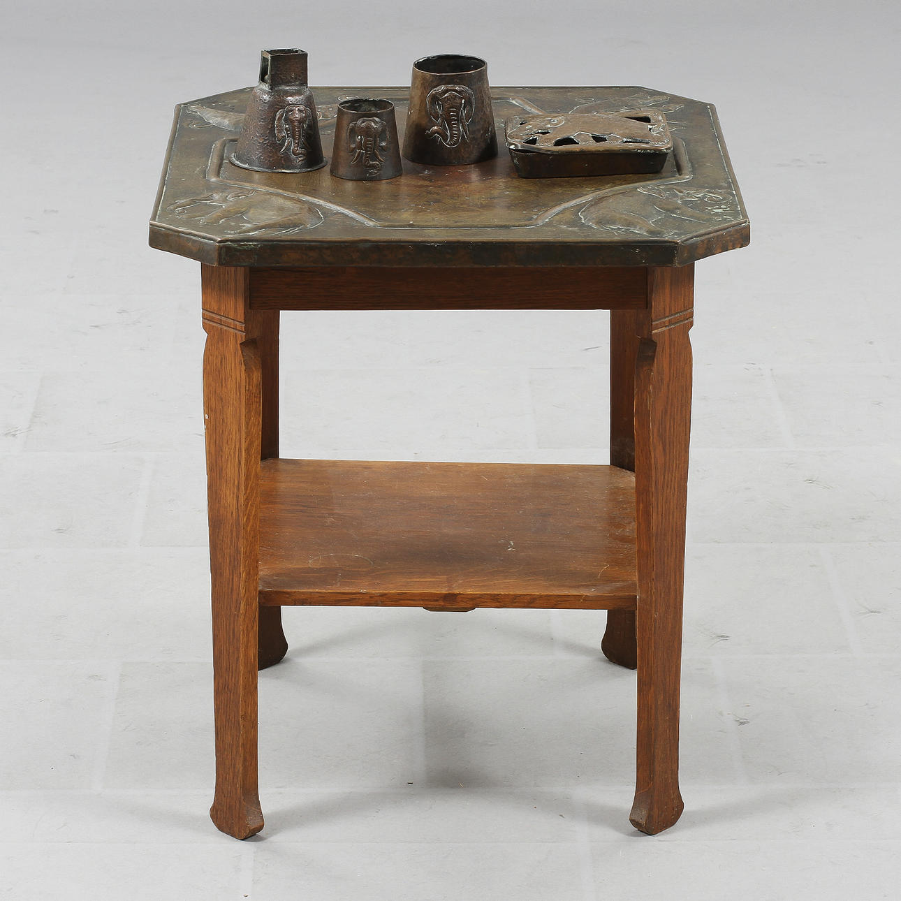 RÖKBORD med tillhörande attiraljer, 4 st, 1900-tal.