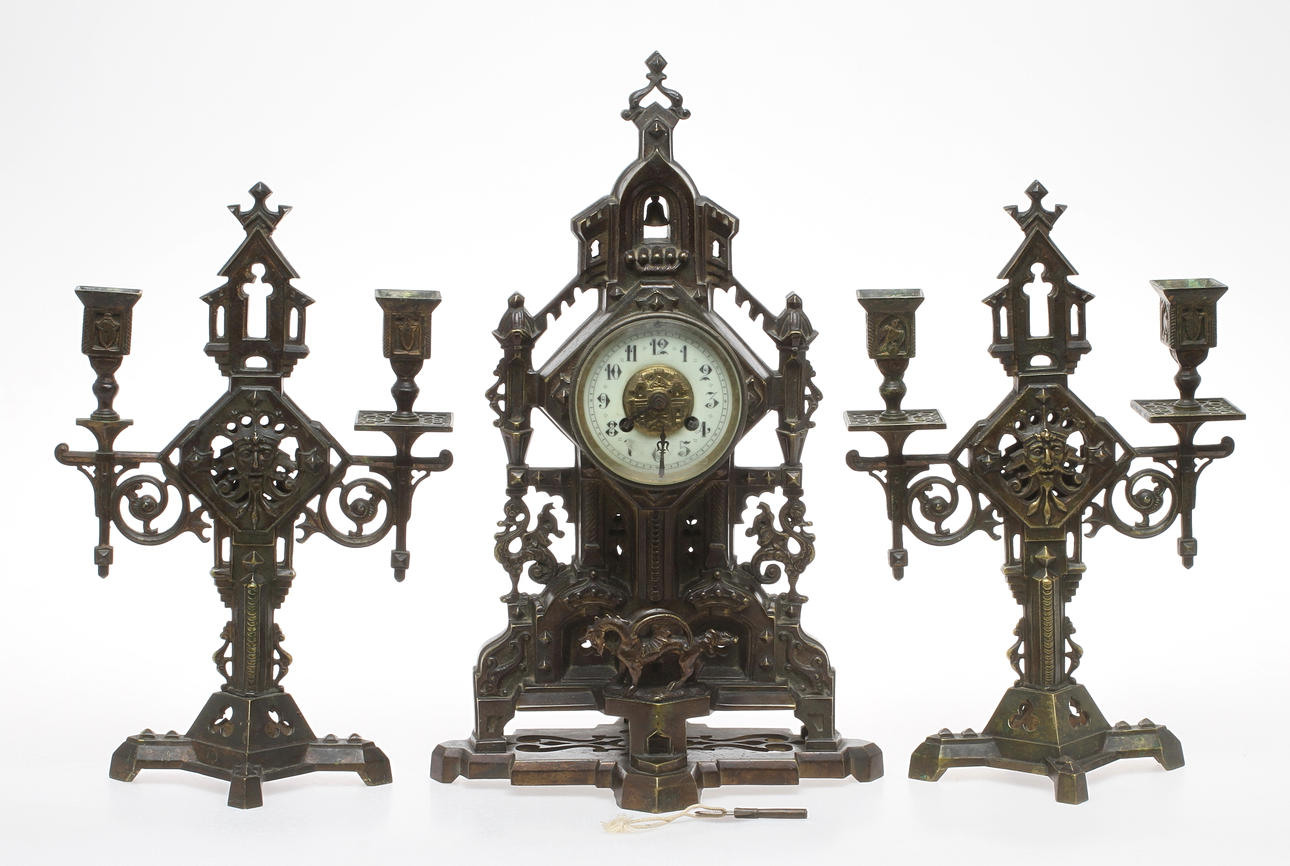 GARNITYR, 3 delar, omkring 1900.