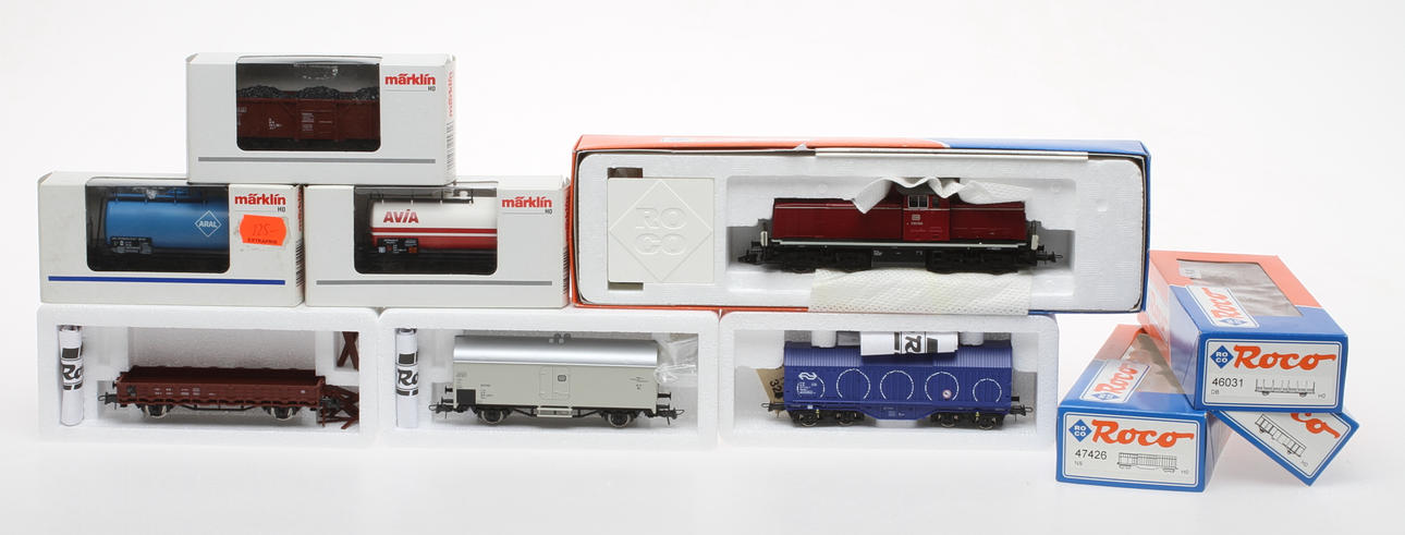 MODELLTÅG ROCO DIGITAL Diesellok V 90, 3 godsvagnar samt 3 MÄRKLIN godsvagnar i originalkartong.