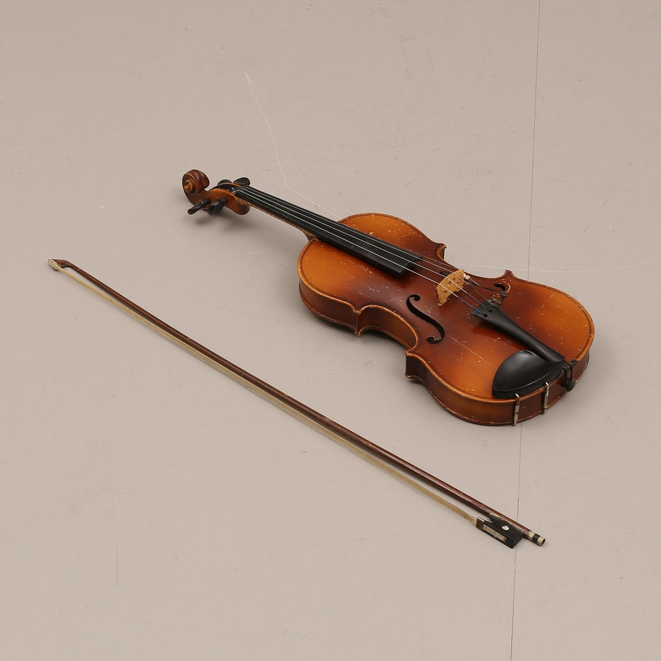 FIOL med STRÅKE. NOTSTÄLL.