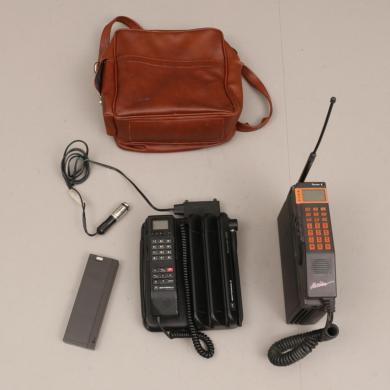 MOBILE PHONES, 2, Ericsson Hotline ja Motorola, Associate 2000, NMT.