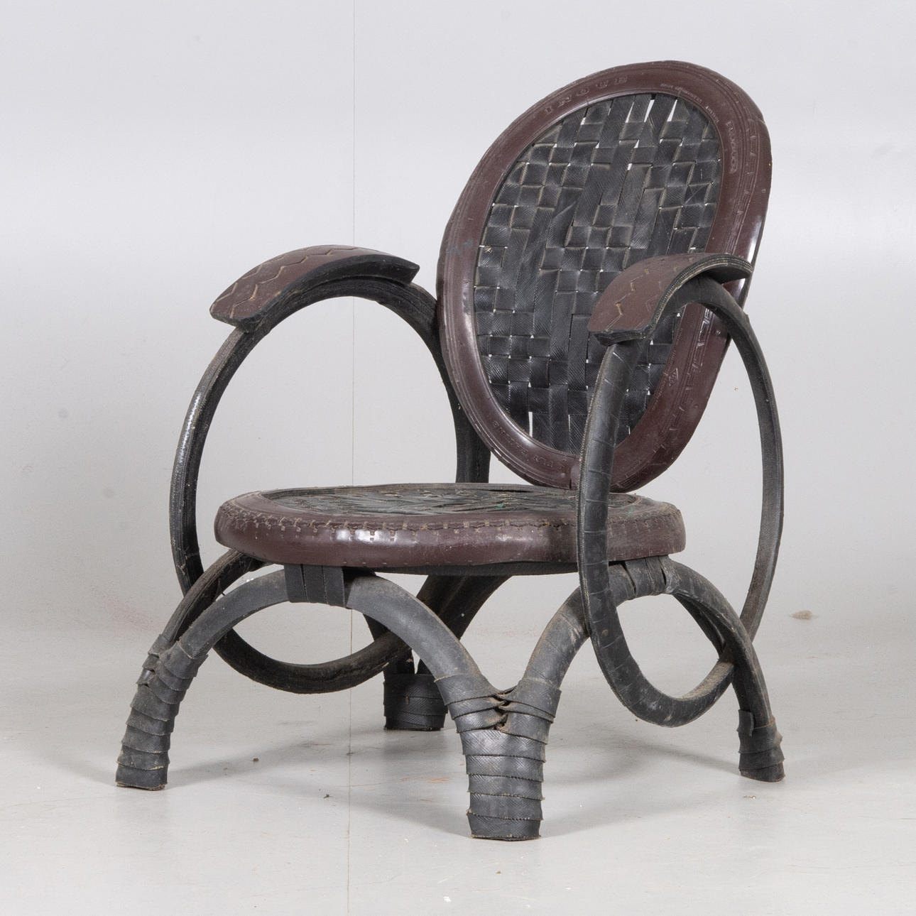 SESSEL, Gummi, hergestellt aus Reifen.